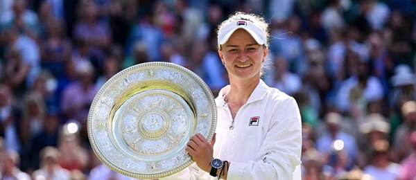 Tenis, WTA, Barbora Krejčíková s trofejí pro vítězku Wimbledonu, Londýn, All England Club