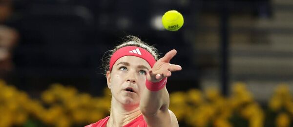 Tenis, WTA, Karolína Muchová podává na turnaji v Dubaji