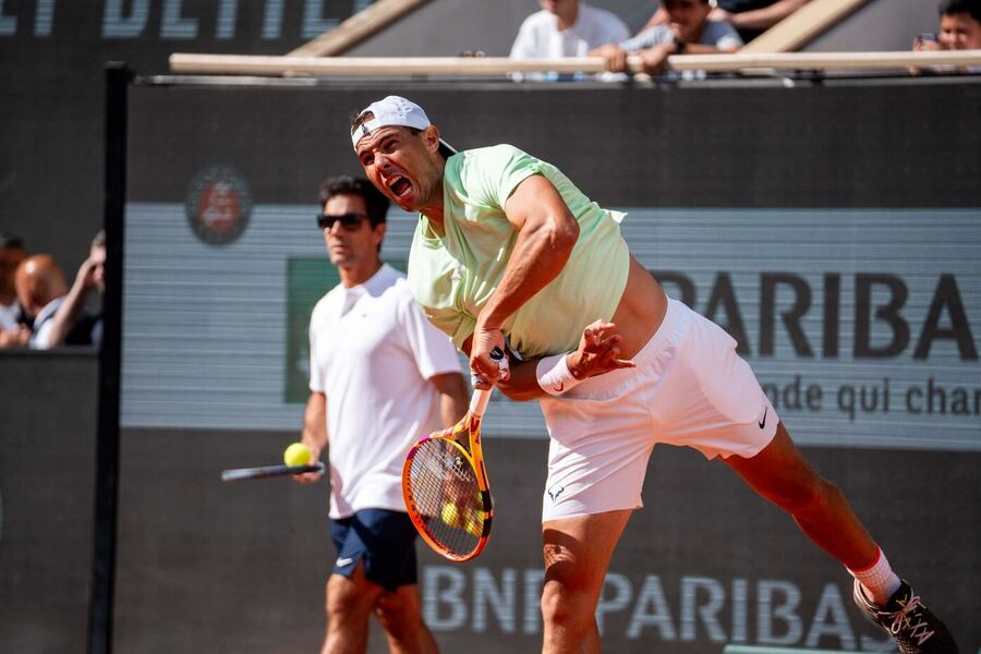 Rafael Nadal během tréninku na Roland Garros