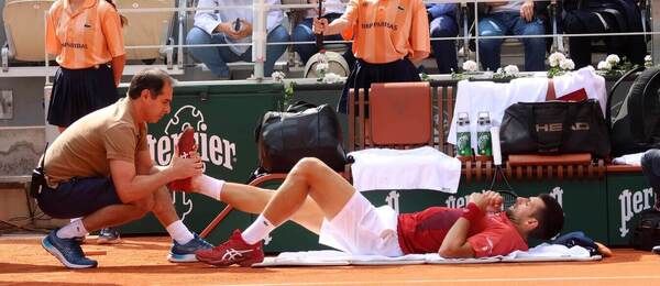 Tenis, ATP, Novak Djokovič se nechává ošetřit při osmifinále Roland Garros 2024, French Open