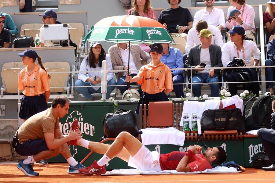 Tenis, ATP, Novak Djokovič se nechává ošetřit při osmifinále Roland Garros 2024, French Open