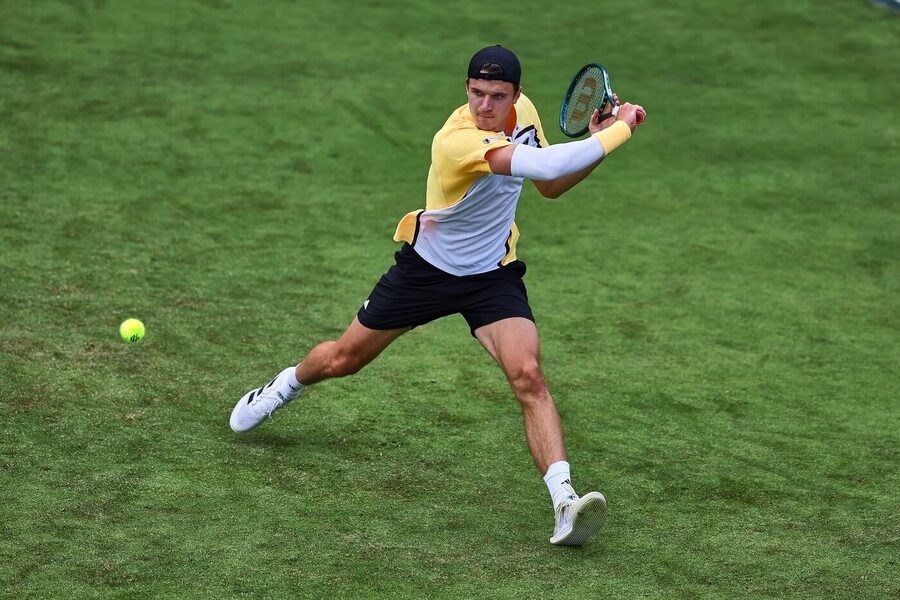 Tenis, ATP, Jakub Menšík během turnaje na Mallorce, tráva