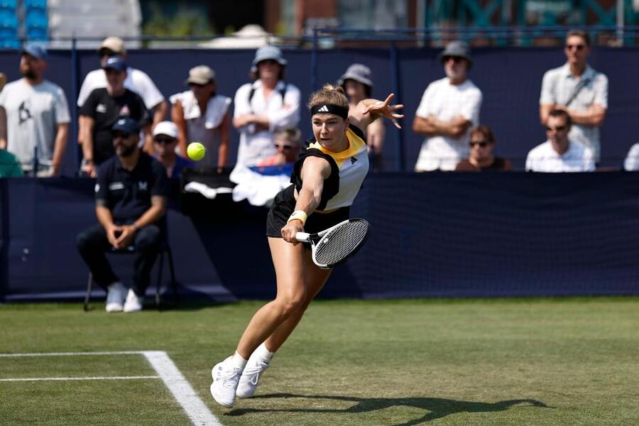 Česká tenistka Karolína Muchová na turnaji v Eastbourne, kde absolvovala přípravu před Wimbledonem 2024