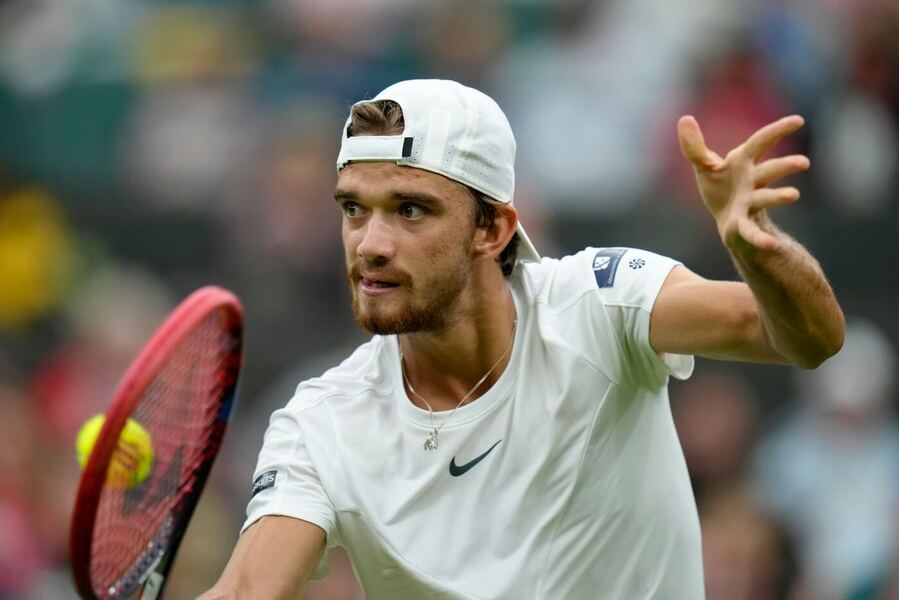Český tenista Tomáš Macháč v zápase prvního kola loňského Wimbledonu