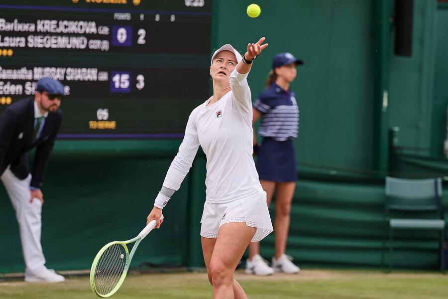 Barbora Krejčíková v utkání čtyřhry na Wimbledonu 2024, dnes ji ve 3. kole dvouhry vyzve Jessica Bouzas Maneiro