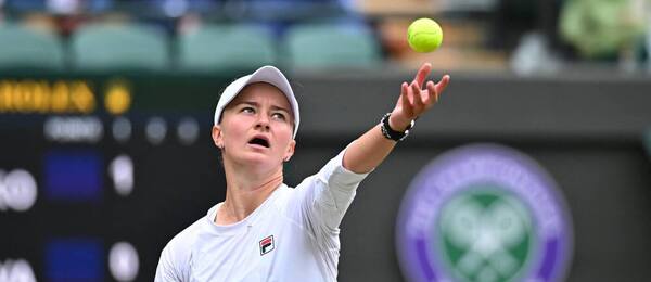 Barbora Krejčíková během vítězného čtvrtfinále na Wimbledonu 2024, v semifinále ji dnes vyzve Elena Rybakina
