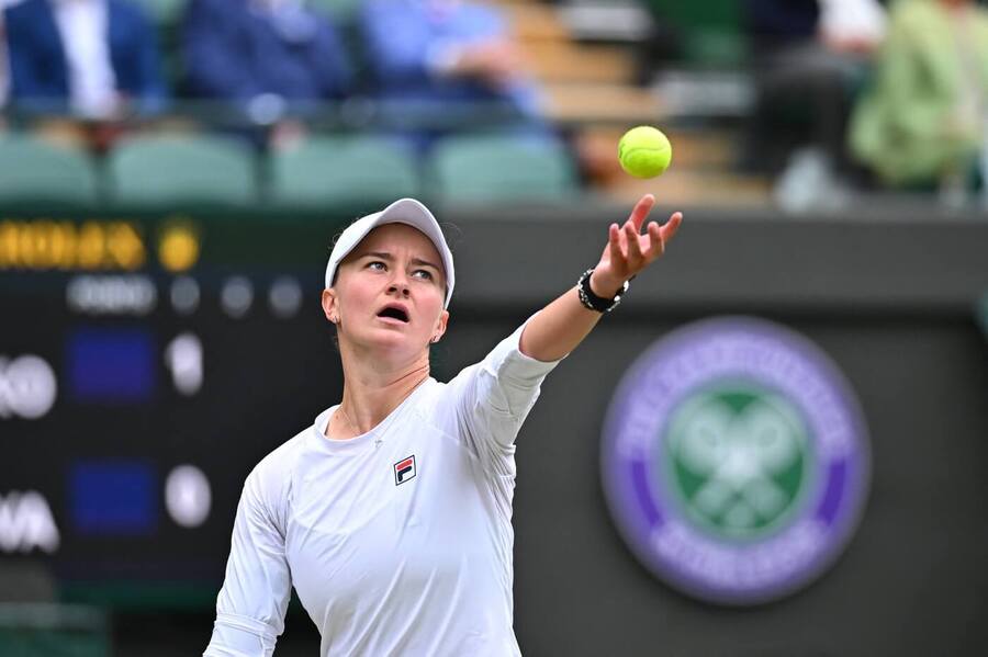 Barbora Krejčíková během vítězného čtvrtfinále na Wimbledonu 2024, v semifinále ji dnes vyzve Elena Rybakina