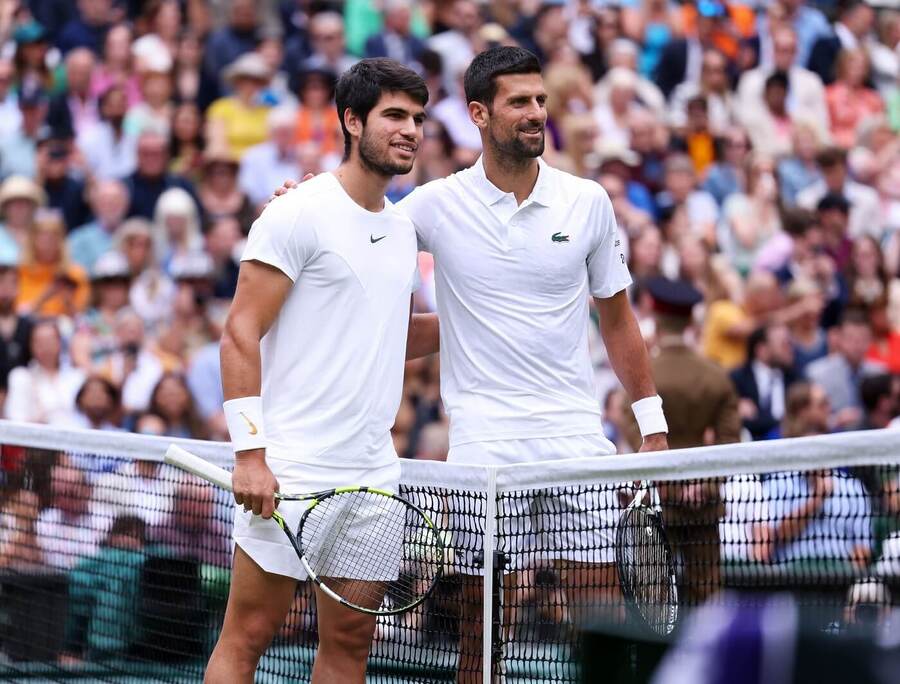 Carlos Alcaraz a Novak Djokovič ve finále Wimbledonu 2023