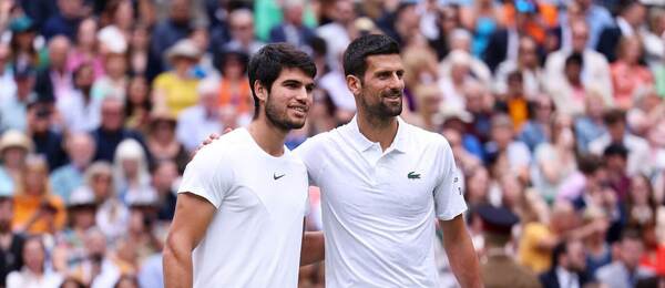 Carlos Alcaraz a Novak Djokovič ve finále Wimbledonu 2023