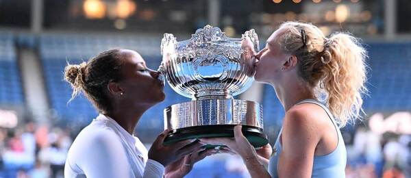 Tenis, WTA, Kateřina Siniaková a Taylor Townsend s pohárem pro vítězky Australian Open