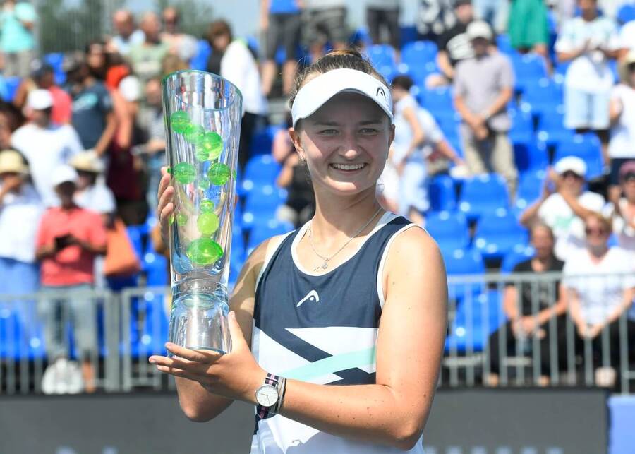 Tenistka Barbora Krejčíková s trofejí pro vítězku WTA Prague Open z roku 2021. Jak koupit vstupenky?