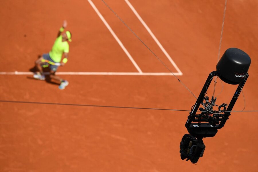 Televizní kamera během zápasu na Roland Garros Stadium v Paříži