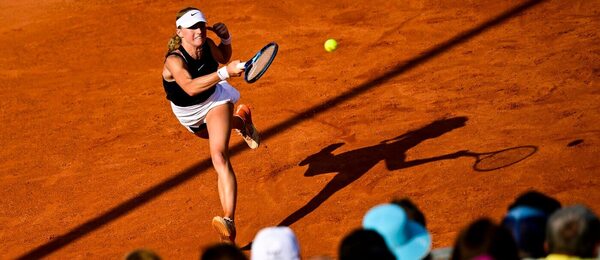 Česká tenistka Laura Samson ve vítězném čtvrtfinále na WTA Praha 2024, v semifinále ji dnes vyzve Magdalena Frech
