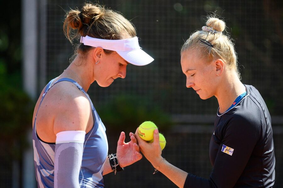 České tenistky Barbora Krejčíková a Kateřina Siniaková během finále Prague Open, už o den později si zahrají čtyřhru na LOH v Paříži