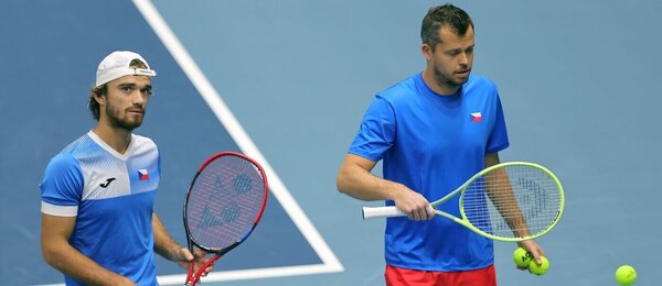 Čeští tenisté Tomáš Macháč a Adam Pavlásek během utkání čtyřhry na únorové kvalifikaci Davis Cupu 2024