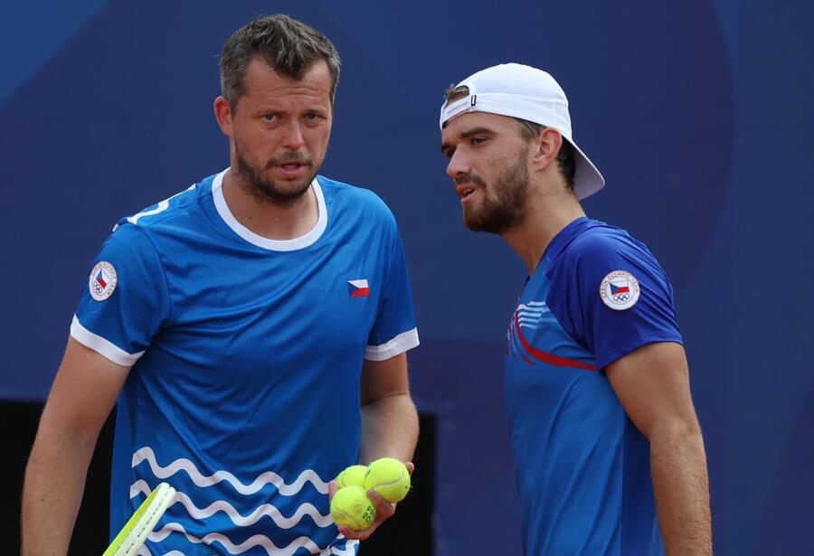 Čeští tenisté Tomáš Macháč a Adam Pavlásek na Letní olympiádě v Paříži 2024, kde si v sobotu zahrají o bronzovou medaili ze čtyřhry