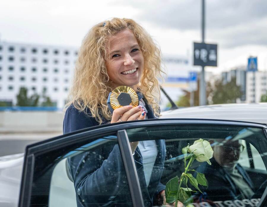 Tenis, WTA, Kateřina Siniaková se zlatou medailí po příletu do Česka z her v Paříži