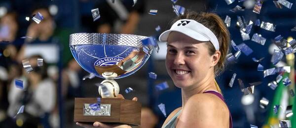 Tenis, WTA, Linda Nosková s trofejí pro vítězku turnaje v Monterrey, Mexiko