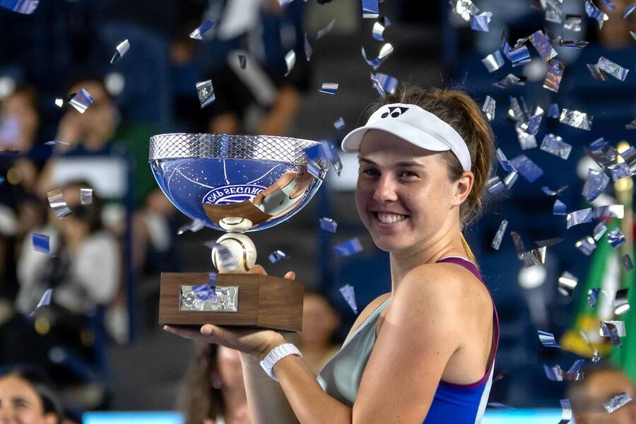 Tenis, WTA, Linda Nosková s trofejí pro vítězku turnaje v Monterrey, Mexiko