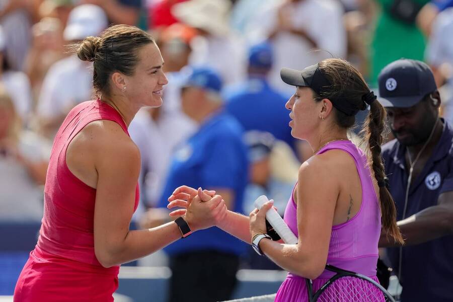 Tenis, WTA, Aryna Sabalenka a Jessica Pegula po finále WTA 1000 v Cincinnati, USA