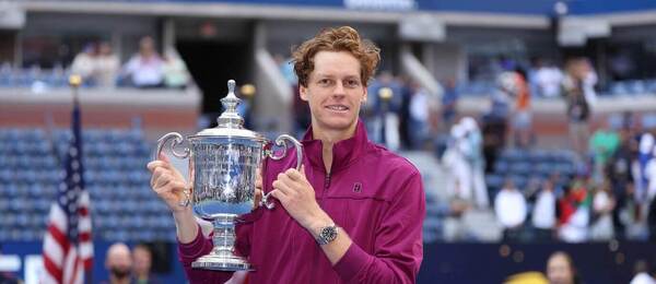 Tenis, ATP, Jannik Sinner s trofejí pro vítěze US Open, New York, grandslam