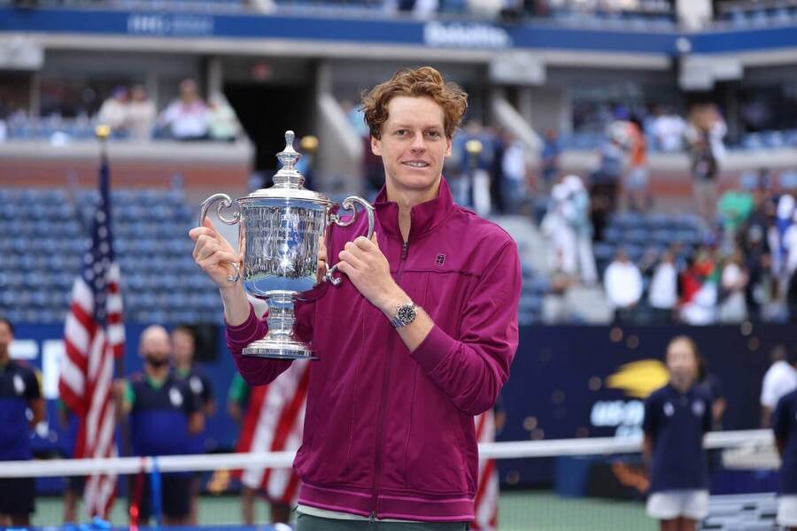 Tenis, ATP, Jannik Sinner s trofejí pro vítěze US Open, New York, grandslam