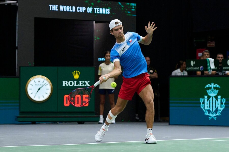 Tenista Tomáš Macháč v utkání Davis Cupu s Alexeiem Popyrinem, kterého porazil na následném turnaji ATP Tokio 2024