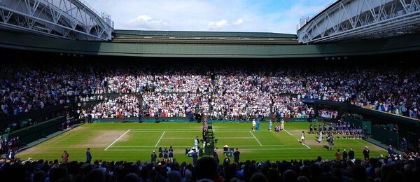 Tenis, grandslam, pohled na centrální kurt ve Wimbledonu, Londýn