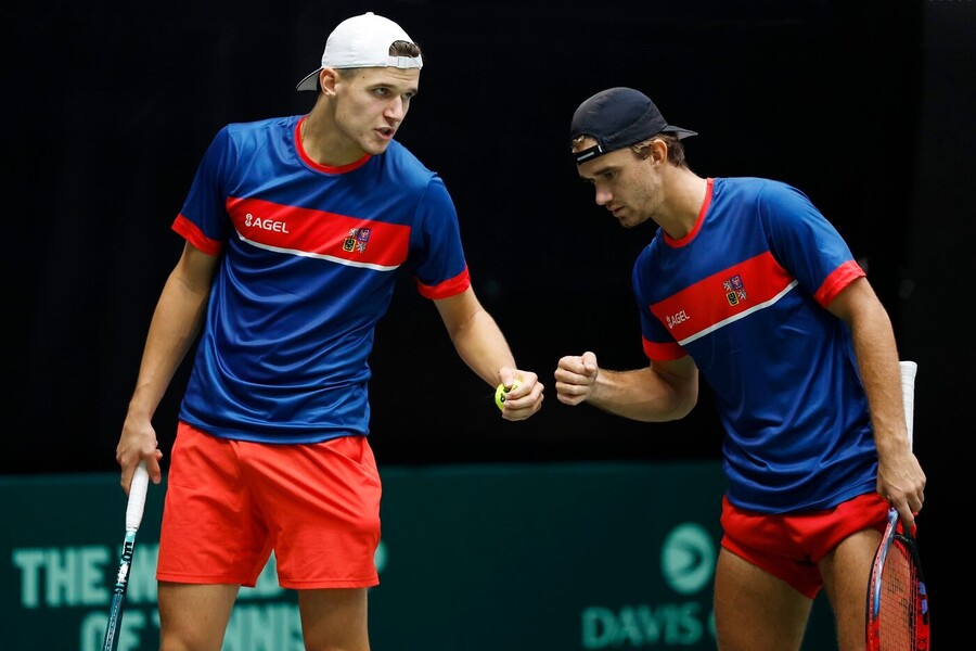 Tenis, Davis Cup - Davisův pohár, Jakub Menšík a Tomáš Macháč během tréninku