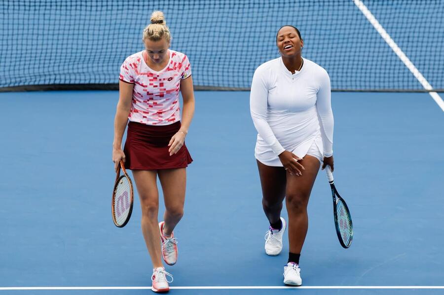 Tenis, WTA, Barbora Krejčíková s Taylor Townsend během turnaje v Pekingu, Čína