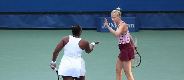 Tenis, WTA, Kateřina Siniaková a Taylor Townsend během US Open v New Yorku