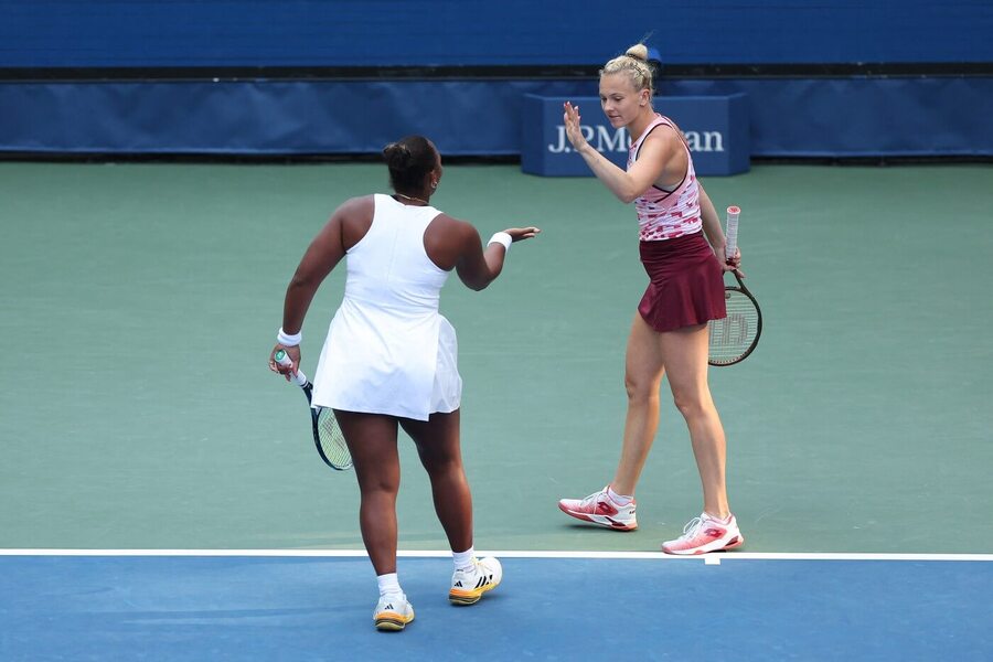 Tenis, WTA, Kateřina Siniaková a Taylor Townsend během US Open v New Yorku