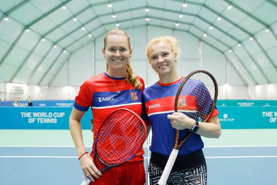 Tenis, BJK Cup, Marie Bouzková a Kateřina Siniaková při tréninku, Málaga, Španělsko