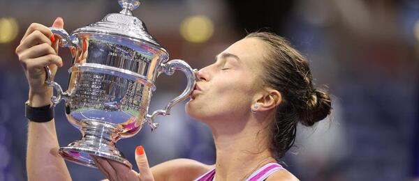 Tenistka Aryna Sabalenka s trofejí pro vítězku US Open, během WTA Awards byla zároveň vyhlášena hráčkou roku 2024