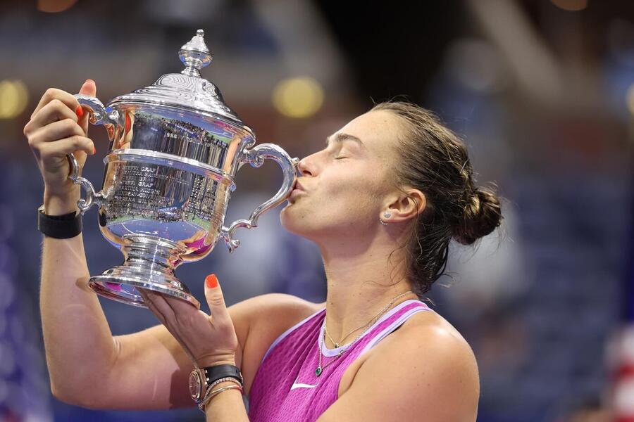 Tenistka Aryna Sabalenka s trofejí pro vítězku US Open, během WTA Awards byla zároveň vyhlášena hráčkou roku 2024