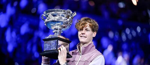 Tenis, ATP, Jannik Sinner s trofejí pro vítěze Australian Open, Melbourne