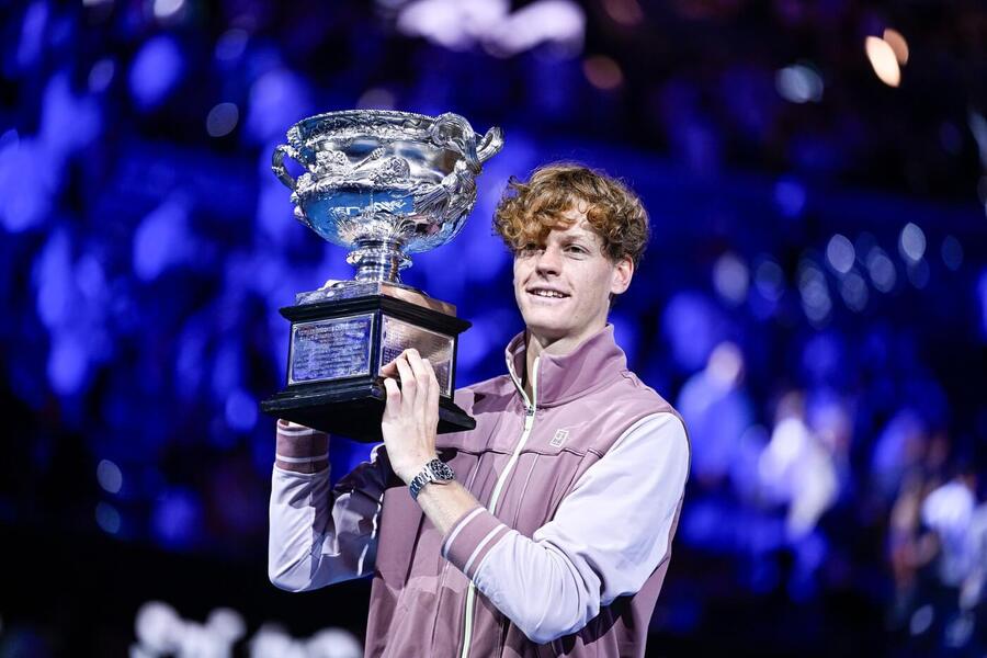 Tenis, ATP, Jannik Sinner s trofejí pro vítěze Australian Open, Melbourne