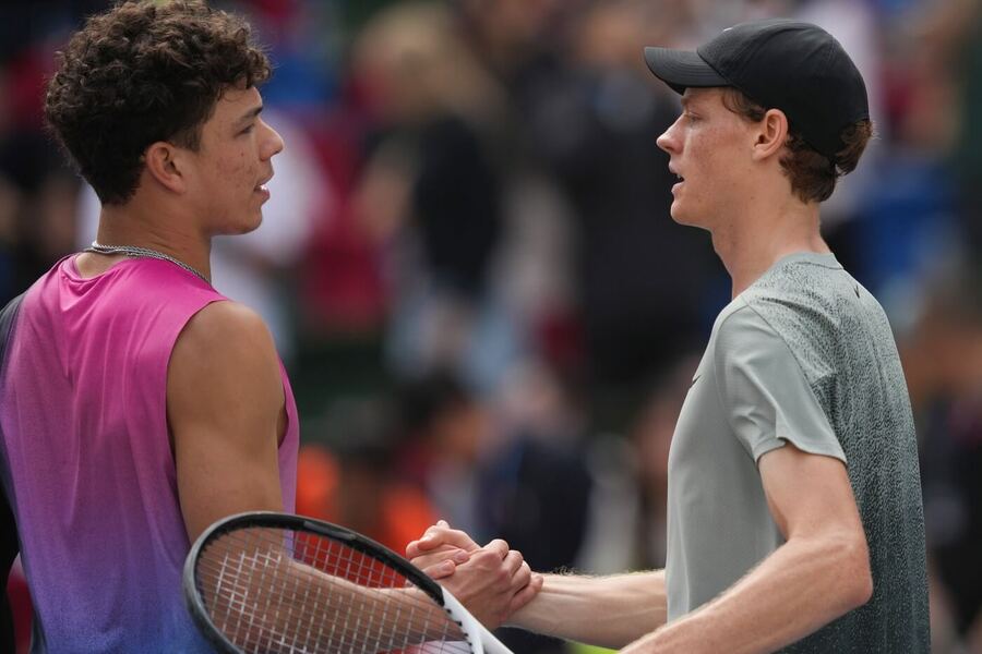 Tenisté Ben Shelton a Jannik Sinner po zápase na ATP Masters v Šanghaji, dnes spolu hrají v semifinále Australian Open 2025