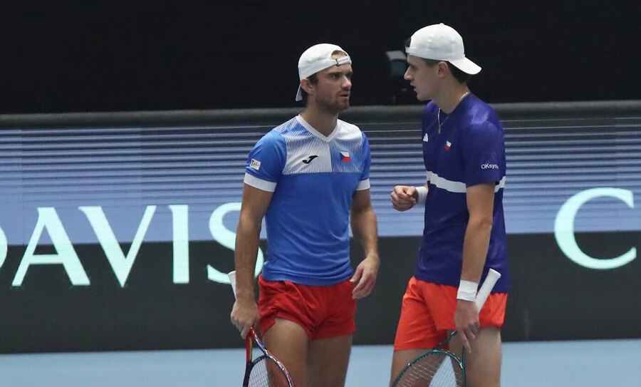 Tenis, Davis Cup, Tomáš Macháč a Jakub Menšík během čtyřhry proti Koreji