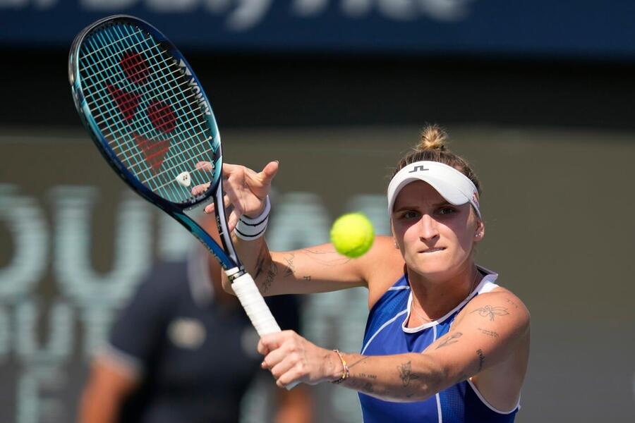 Tenistka Markéta Vondroušová ve čtvrtfinále loňské WTA 1000 Dubai, dnes Vondroušová v Dubaji hraje 2. kolo proti Andreevě