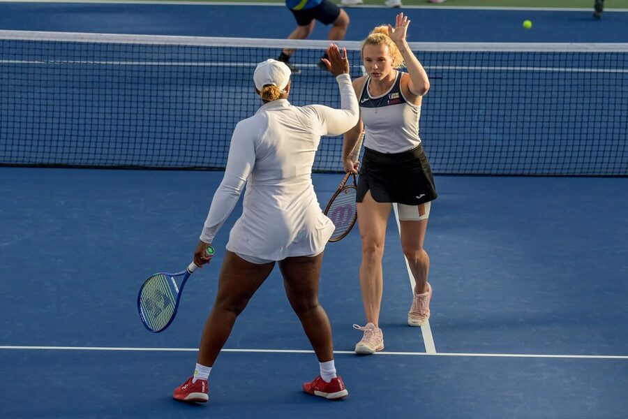 Tenis, WTA, Kateřina Siniaková a Taylor Townsend během turnaje v Dubaji