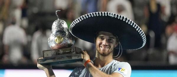 Tenis, ATP, Tomáš Macháč s trofejí pro vítěze v Acapulcu