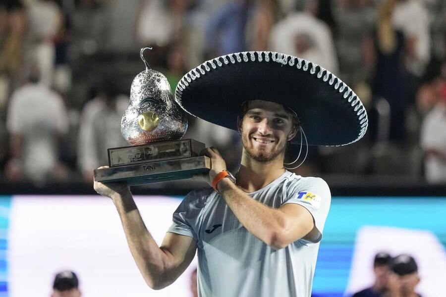 Tenis, ATP, Tomáš Macháč s trofejí pro vítěze v Acapulcu