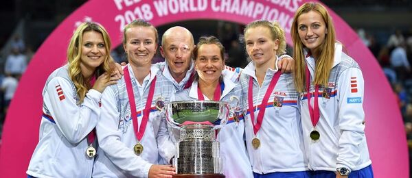 Nehrající kapitán Petr Pála s českými tenistkami po vítězství ve Fed Cupu (BJK Cupu) v roce 2018 Nehrající kapitán Petr Pála s českými tenistkami po vítězství ve Fed Cupu (BJK Cupu) v roce 2018